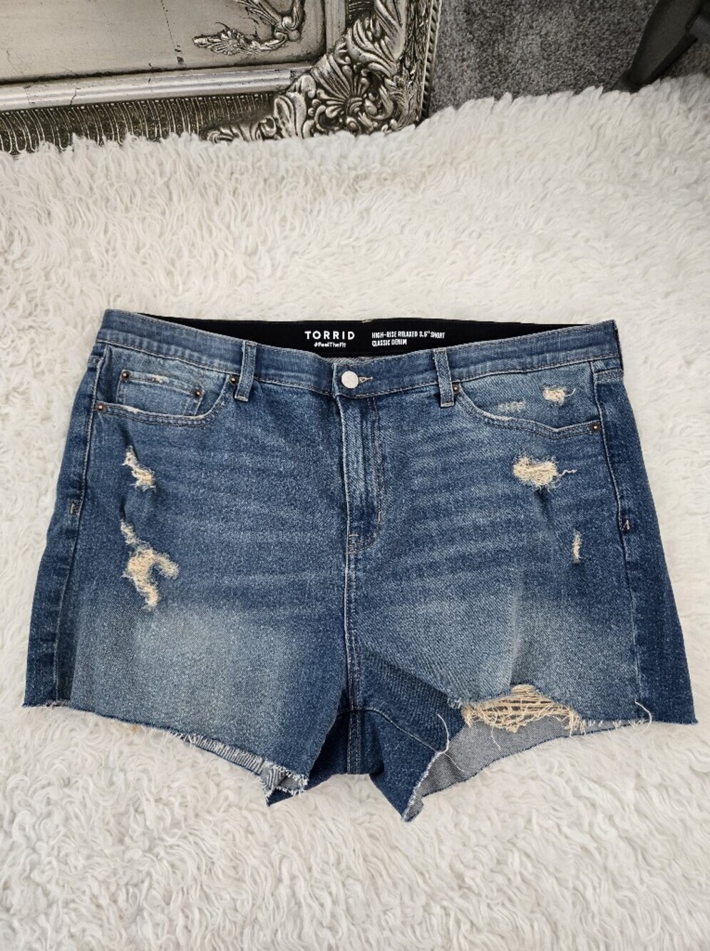 Torrid High-Rise Relaxed 3.5'' Short in Classic Denim. Size 18.
